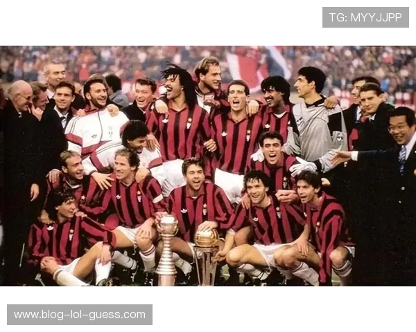 世界上最早足球明星卡片揭秘 见证足球历史的珍贵瞬间