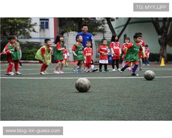 足球场上球星与小球迷的梦想交汇点：一起见证激情与成长的故事