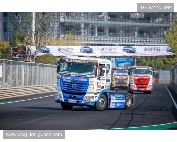 足球巨星驰骋赛道 球场与赛道的激情碰撞展现速度与技巧